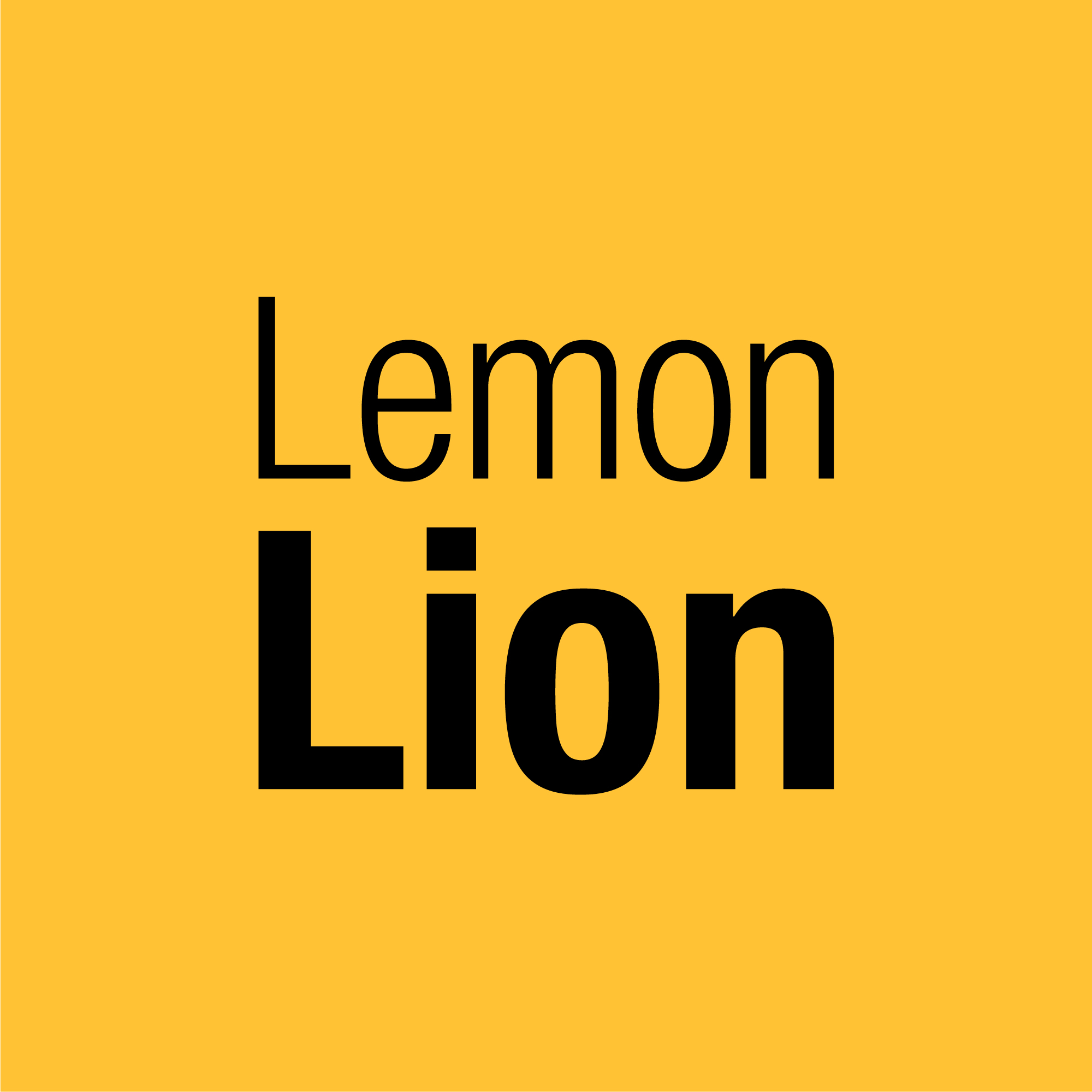 Logo Lemon Lion: Čierne bez serifové písmená, v hornom riadku Lemon, pod tým Lion na oranžovom pozadí v tvare štvorca.